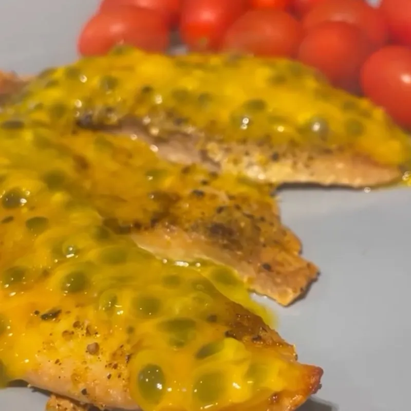 Peixe ao molho de maracujá
